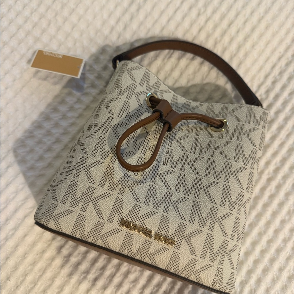 Michael Kors Vanilla Suri Bucket Bag